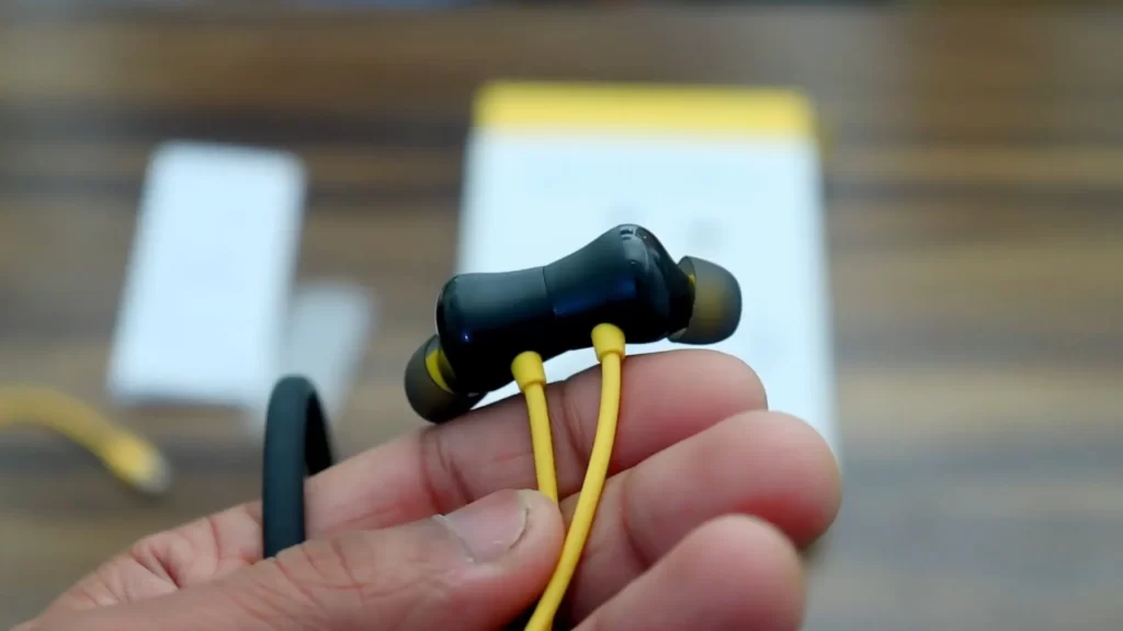 detach to On and attact to off earbuds